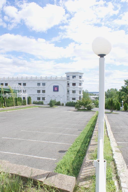 Raritan Hotel Edison Buitenkant foto